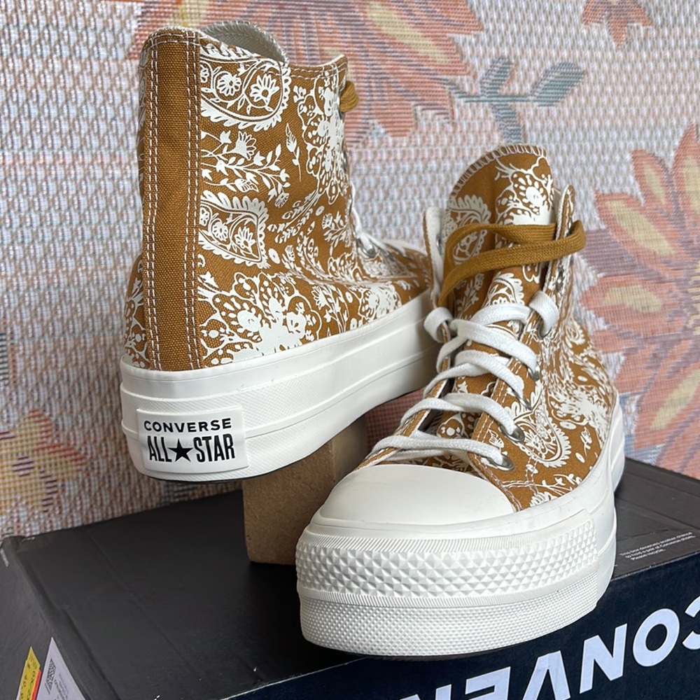 Converse WMNS 572541C
CTAS LIFT HI
WHEAT/EGRET/BLACK SNEAKERS - PLATFORMS - Picture 10 of 16